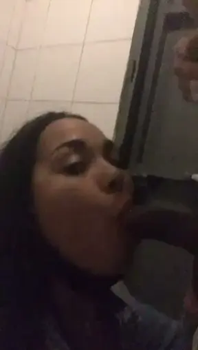El camarero me puso tan guarra que tuve que llevarmelo al baño y darle la mejor mamada que se pudiera imaginar... ha terminado corriendose en mi boquita🥵💦