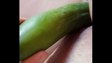 GretaLa - si accarezza col cetriolo