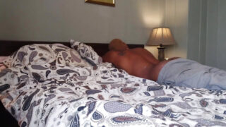 Osos gays maduros y regordetes se dejan follar el culo en una acción interracial casera