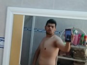 DESNUDO CON LA VERGA PELUDA ENTRE LAS MANOS Y EXPULSANDO SEMEN 🧔💦🍌🥥