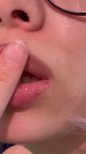 AWESOME SPITTING MOUTH LATINA  Ebony big mouth   Clip 1