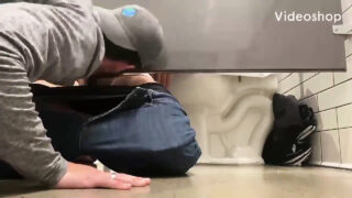 Gespierde mannen met grote piemels zuigen piemels en neuken vervolgens onbeschermd in het openbaar.