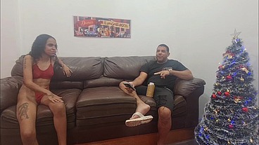Parte-02 No mês do natal... Dessinha a surfistinha faz revelações no só com Leo ogro: - quero fuder com com 08 homens ,fodi com dois e gostei.