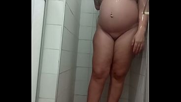 Pamelapantera - com touca azul tomando banho  toda pelada exibindo barriga linda de gravida