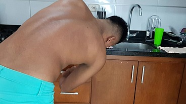 Le chupo la verga a mi hijastro en la cocina