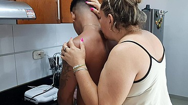 Le chupo la verga a mi hijastro en la cocina