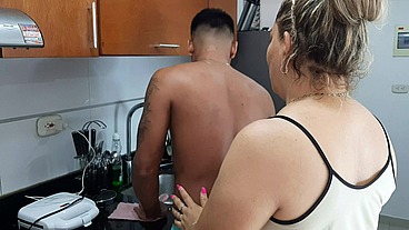 Le chupo la verga a mi hijastro en la cocina