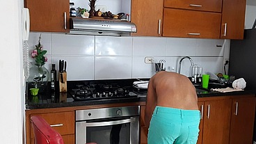 Le chupo la verga a mi hijastro en la cocina