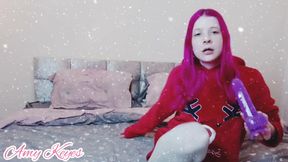 Xmas girl masturbates while it&rsquo;s snowing