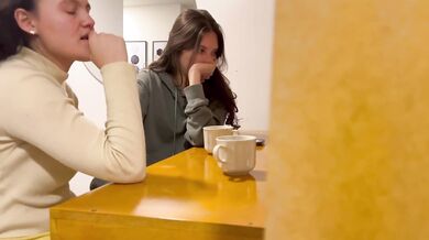 Lesbianas se tocan en público y después follan en baño público.