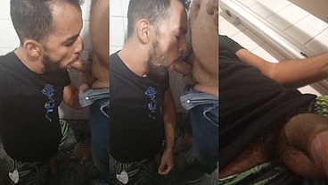 TOMEI LEITE DE UM URSO MACHO NO BANHEIRO DO SUPERMERCADO
