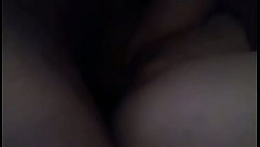 Vista desde abajo follando una vagina rosada