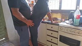 diarista nem esperou dar a hora do intervalo para fazer um extra com o patrao