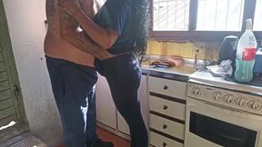 diarista nem esperou dar a hora do intervalo para fazer um extra com o patrao