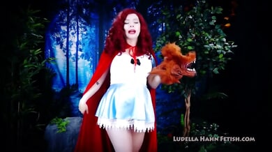 Ludella Hahn the pregnant redhead spreads her big ass wide for deep anal in bed while filming herself on her phone