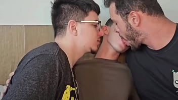 PASSIVINHO DEIXOU OS DOIS PAUZUDOS LEITAREM SEU CUZINHO