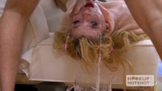 Adam, minyon sarışın Kenzie Reeves'in kıçına sertçe vuruyor