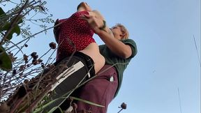 Public park fuck with a sexy babe
