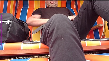 Sportliches Umziehen im Strandkorb