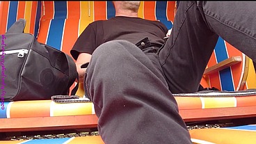 Sportliches Umziehen im Strandkorb