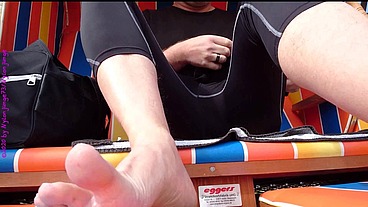 Sportliches Umziehen im Strandkorb