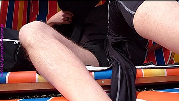 Sportliches Umziehen im Strandkorb