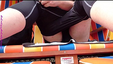 Sportliches Umziehen im Strandkorb