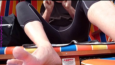 Sportliches Umziehen im Strandkorb
