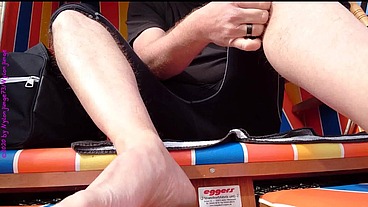 Sportliches Umziehen im Strandkorb