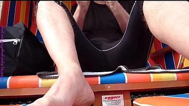 Sportliches Umziehen im Strandkorb