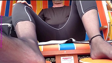 Sportliches Umziehen im Strandkorb