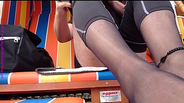 Sportliches Umziehen im Strandkorb