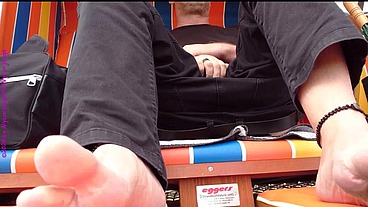 Sportliches Umziehen im Strandkorb
