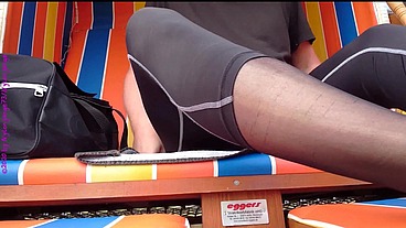 Sportliches Umziehen im Strandkorb
