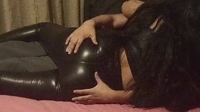 entro a la habitacion de mi hermanastra en la noche y lo hacemos y sin condon sin que nadie se de cuenta - video casero real (xvideos red)