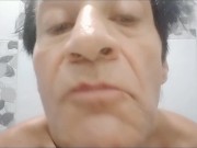 Ich schiebe mir Tomaten ins Arschloch, presse sie wieder raus und verspeise sie. Ein voller Genuss.