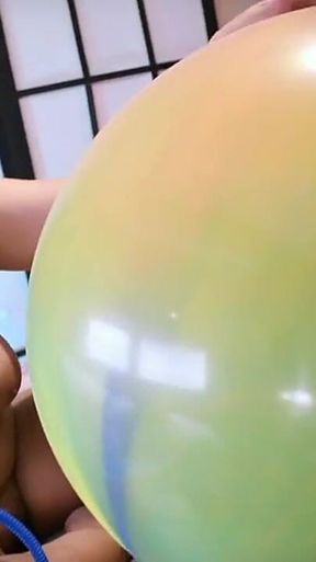 Unbox Inflate and Deflate Groovy Wubble Ball - Looner