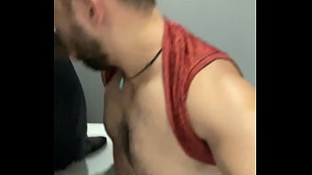 orgia de sexo gay latino s&oacute_ desconhecidos, sem camisinha no banheiro da Rodovi&aacute_ria. - Ep01