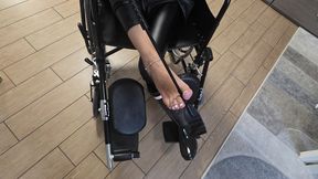 Miss Annika oggi ha un paio di Hunter nuovi e non vede l'ora di farli vedere in giro si prepara con i suoi pantaloni e giubbotto in pelle cosa che non può mancare il suo frustino sexy entusiasta scende le scale e ahimè inciampa cosa sarà successo?...