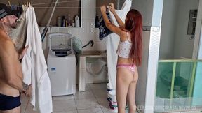 vizinha provoca so de calcinha no quintal!