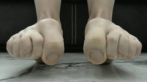 Curling your toes using the floor on the front view clips MP4 FULL HD 1080p