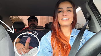 Motorista de APP pega passageiro se masturbando por tr&aacute_s e deu pra ele no carro!