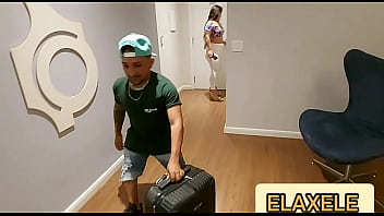 SAFADA PEDIU E O MARIDO LEVOU O AN&Atilde_O MAIS PAUZUDO DO BRASIL PARA FODER SUA ESPOSA....... Anao