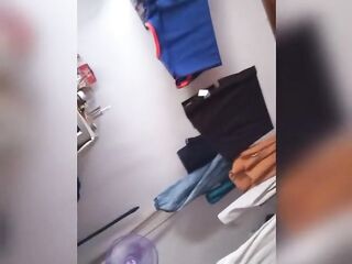 Vecinafollaconsuesposomientrasllamaasuamante