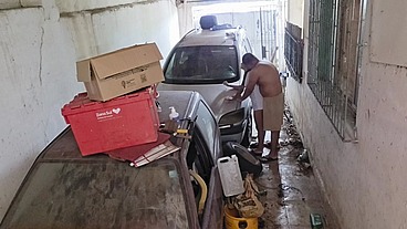 Sapatão fazendo 100% anal na oficina
