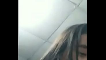 El amigo de mi novio le pone semen a mi comida