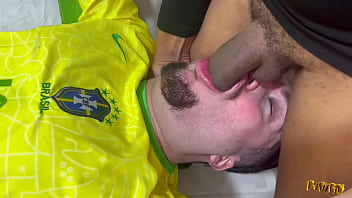 Fiquei sozinho em casa com meu padrasto e ele arrombou meu cuzinho (COMPLETO NO RED)