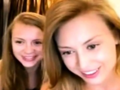 2 superbes soeurs s'amusent devant leur webcam