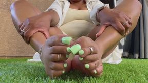 Alluring Toes Wiggles with Pretty Mint Green Spring Pedi