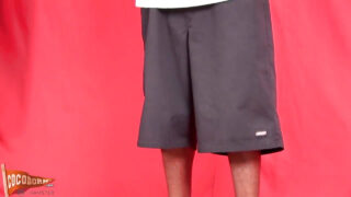 Chętni nastoletni chłopcy głęboko gardłują pulsującemu BBC, a następnie biorą wielkie czarne kutasy w dupę